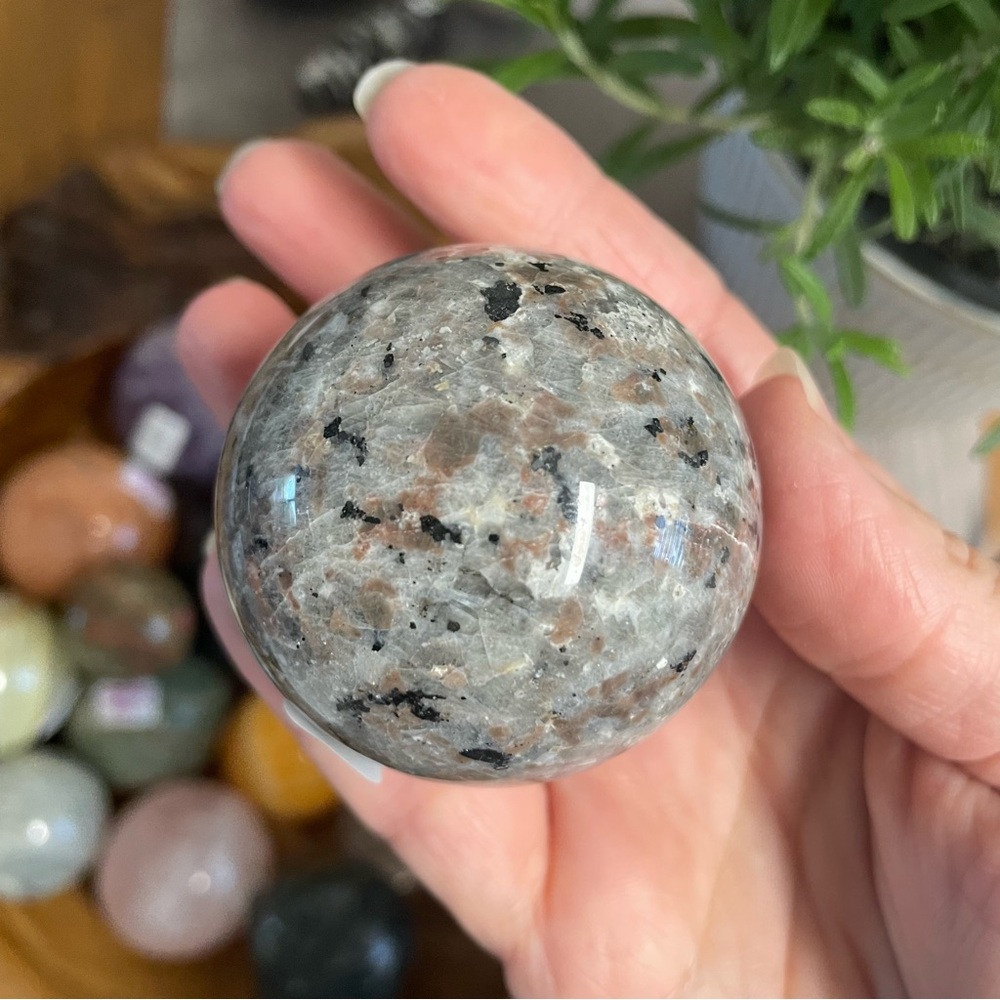 Yooperlite uv reactive crystal sphere